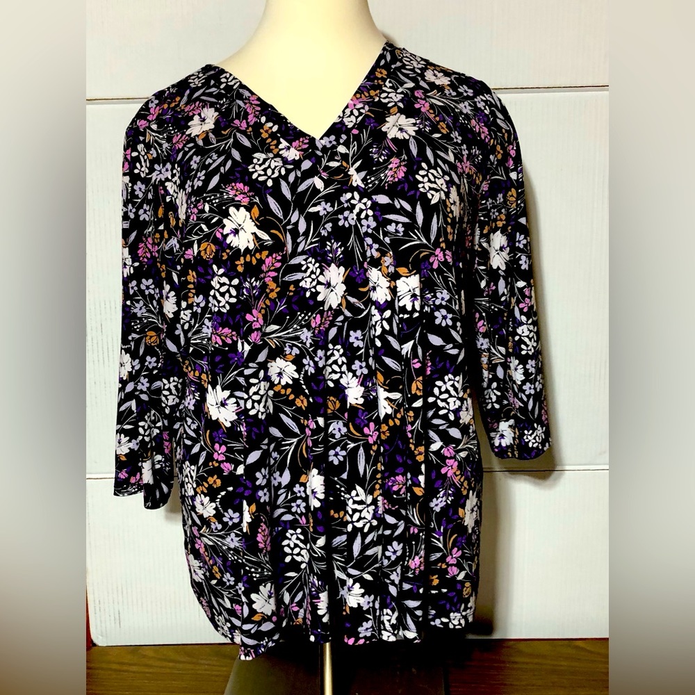 Lane Bryant 26/28 black and white and pink beautiful top. 28” length 26” p2p